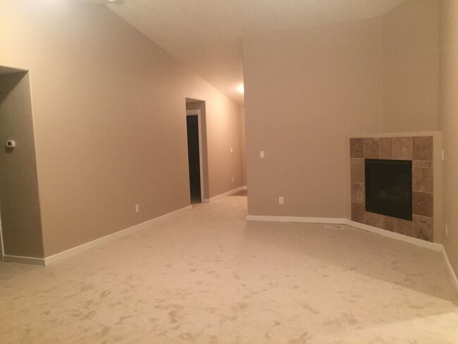 Building Photo - 3 bed/2 bath in Clover Ridge with AC, fenc...