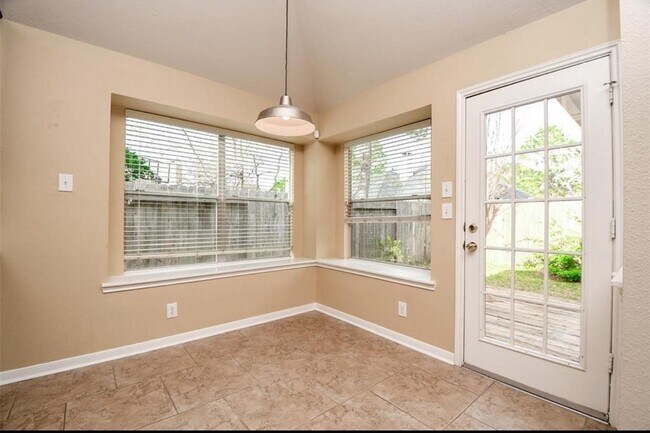 Building Photo - 3715 Crescent Dr
