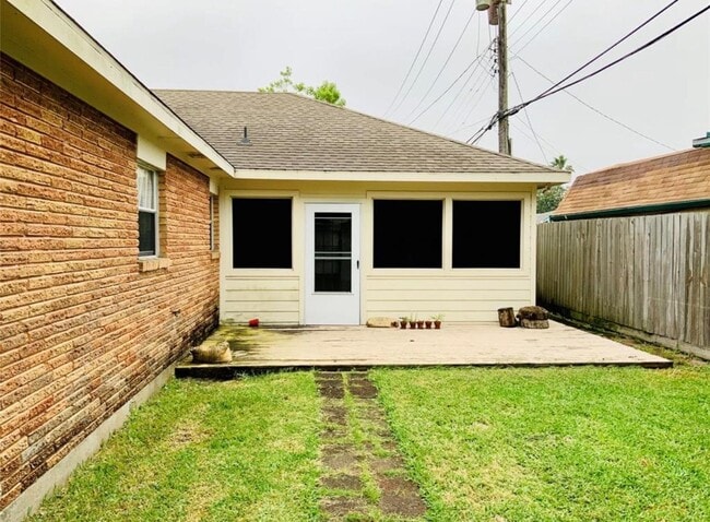 Building Photo - 110 Tuna St