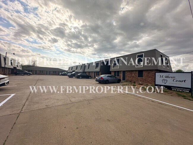 Building Photo - Willow Court Apartments, Unit 204 - 2 Bedroom, 1 Bathroom Apartment Home in Mexia, TX!
