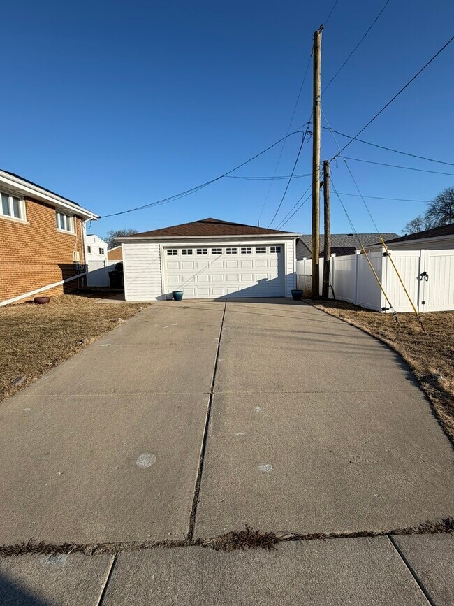 Building Photo - 8901 Octavia Ave