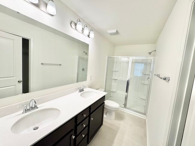 Building Photo - Charming 2 br 2.5 ba townhome covered fron...