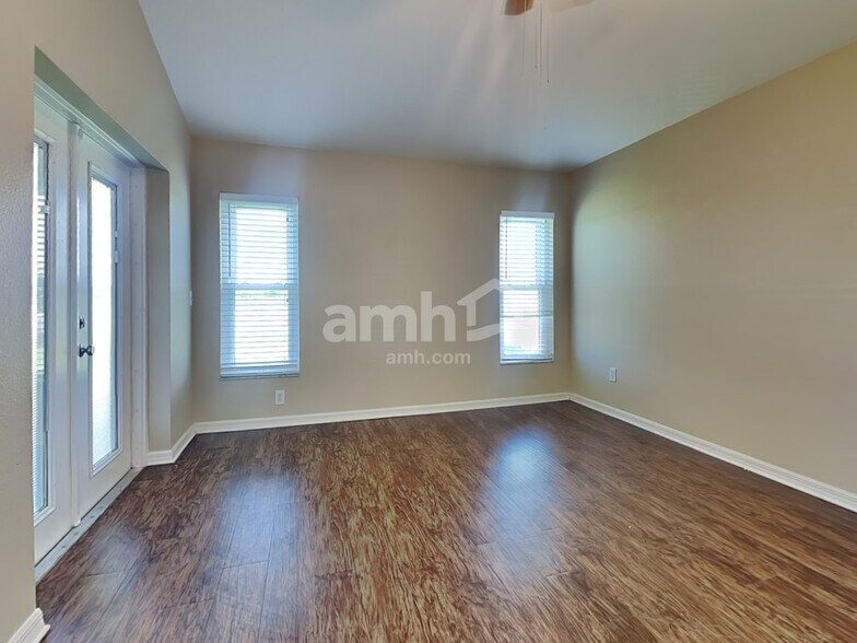 Building Photo - 4214 Hartford Lake Dr