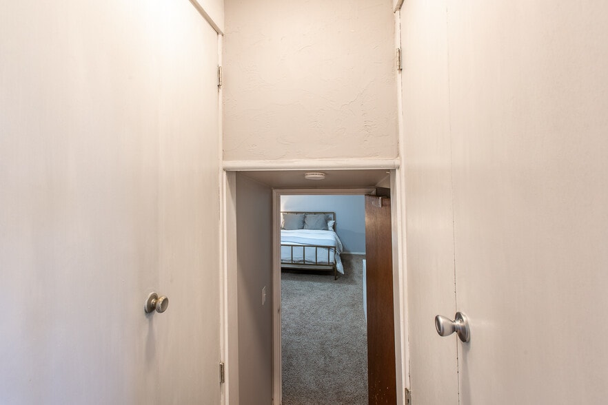 Building Photo - 2401 Birch Ln