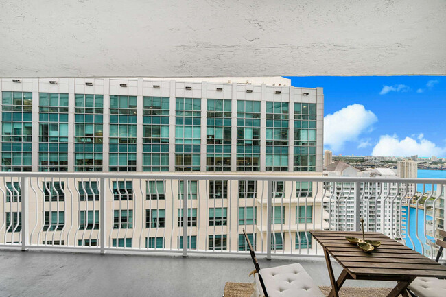 Building Photo - 1200 Brickell Bay Dr