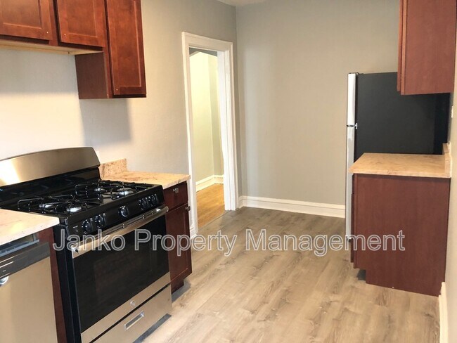 Primary Photo - 2909 W 56th St