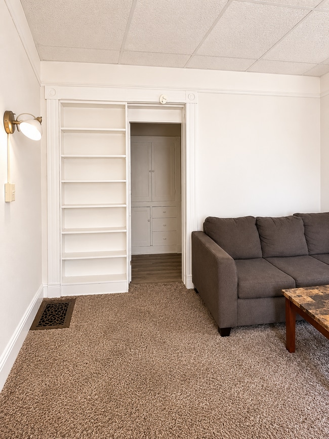 Interior Photo - 704STO