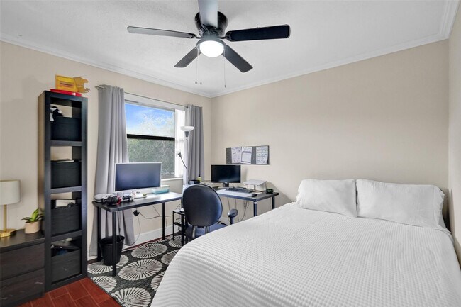 Building Photo - 9851 Riverside Dr