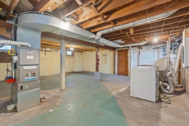 Building Photo - Impeccably maintained vintage 1-bdrm/1-bath corner unit in 4-plex. Lots of light, private basemen...