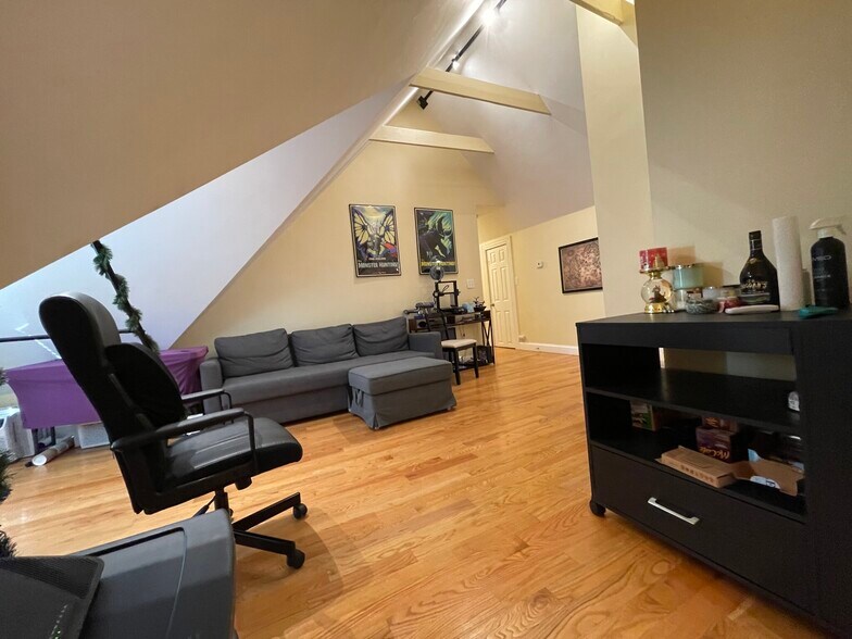 Building Photo - 5 Irving St