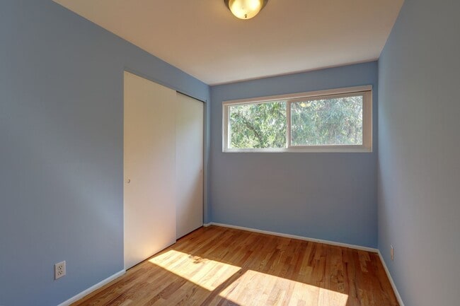 Building Photo - Lovely 4BR 1.75BA Bellevue Tri-Level Home