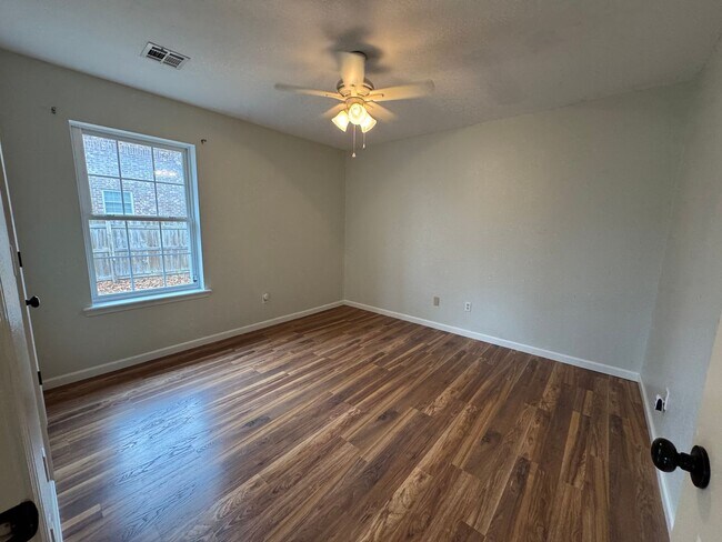 Building Photo - Immaculate home in Gentry close to schools