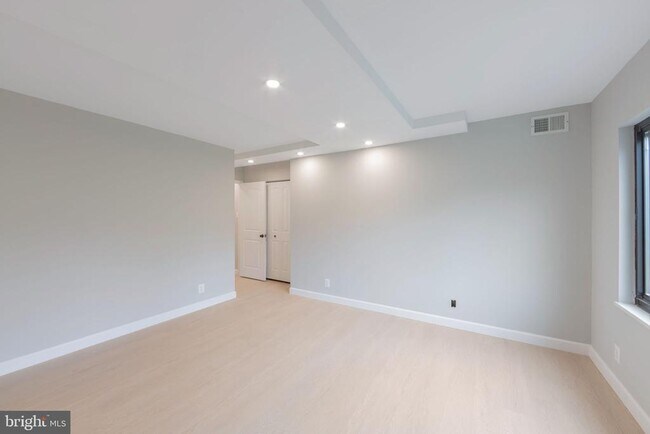 Building Photo - 205 Yoakum Pkwy