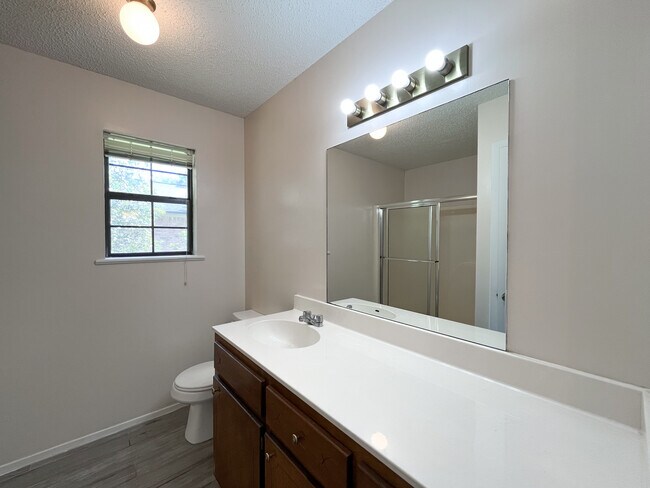 Building Photo - 408 Briar Square
