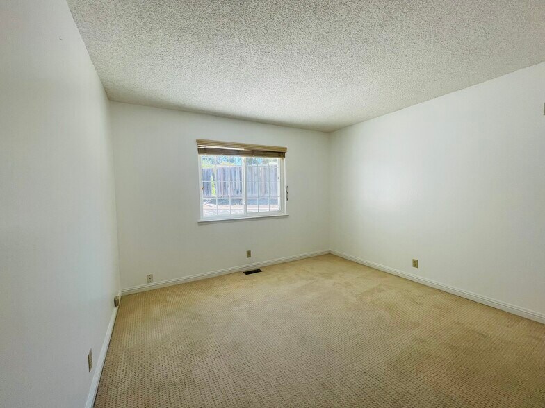 Building Photo - 1150 Stafford Dr