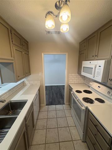 Building Photo - 904 N Austin St