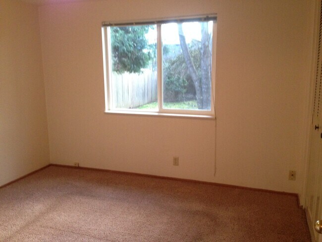Building Photo - 3 bedroom home with large bonus room and f...