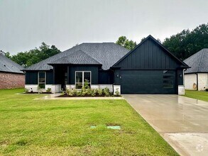 Building Photo - Available Now! Luxurious 3 Bedroom 2 Bath ...