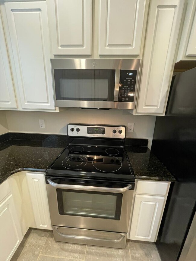 Building Photo - 2 Bedroom, 2.5 Bathroom Townhome in Grande Champions
