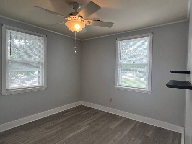 Building Photo - Walk to the Beach - 2 Bedroom, 1 Bath, Unfurnished, 2nd Floor Apartment! Available Now!