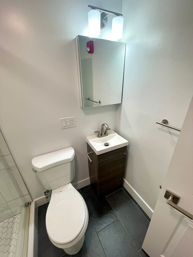 Building Photo - Newbury St Studio apartment on top floor with laundry in unit