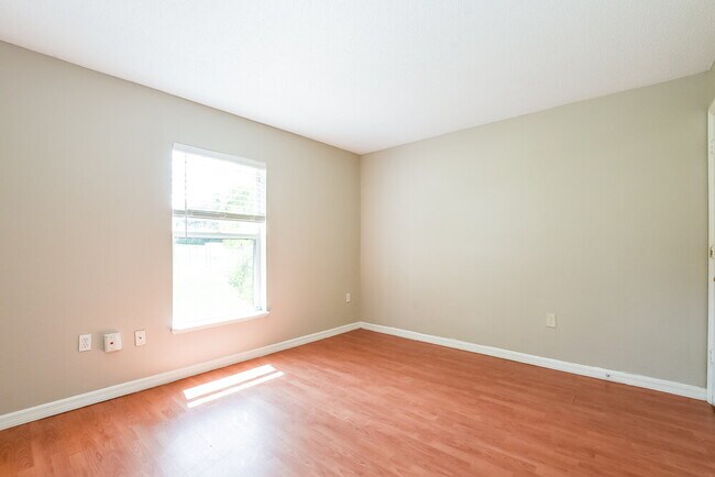 Building Photo - 6853 Westlake Blvd