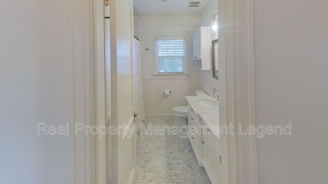 Building Photo - 5739 Kenwood Ave