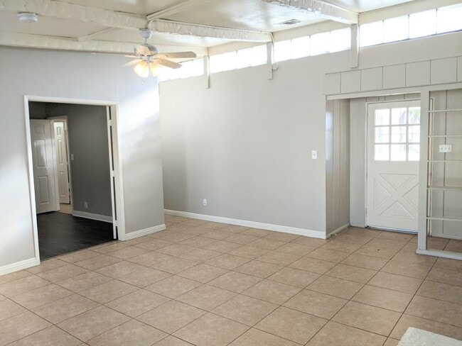 Building Photo - 156 E Marshall Blvd