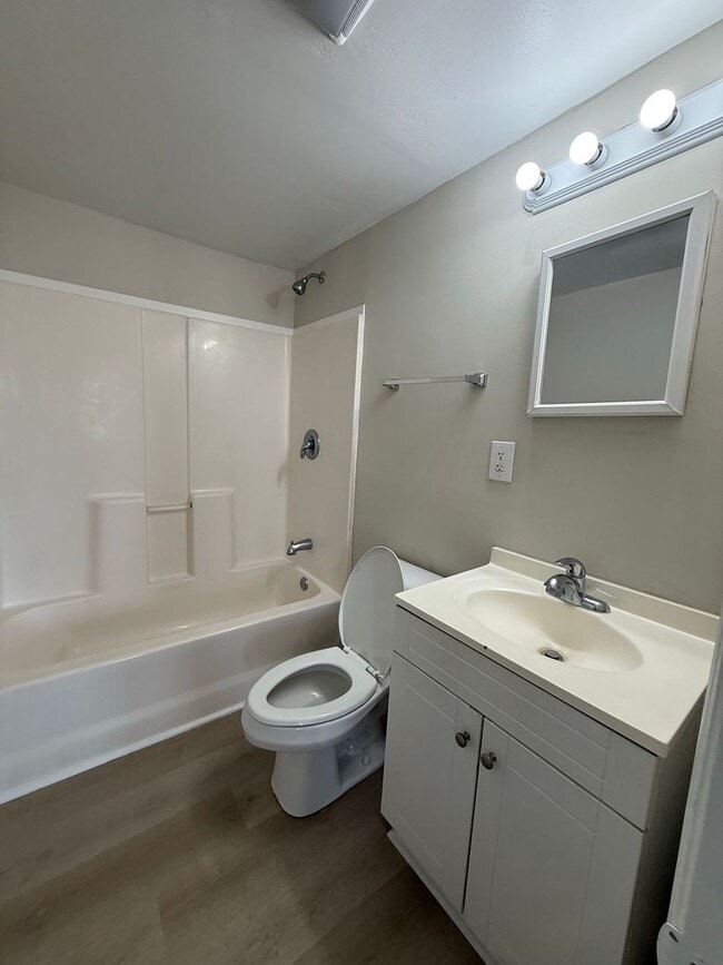 Building Photo - Nice 3 bedroom 1 bathroom