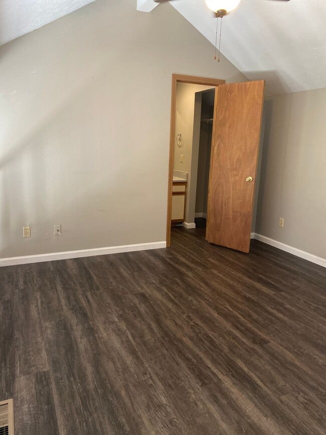 Building Photo - 2 bedroom 2 bath Loft Apartment Branson MO...