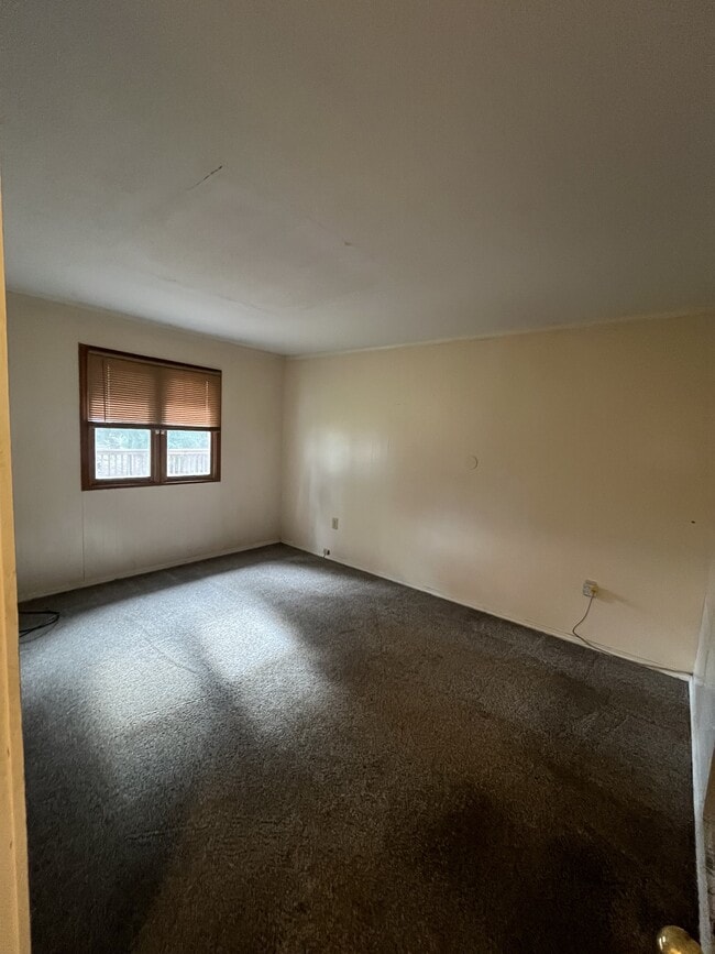 Building Photo - 340 E Island Lake Rd