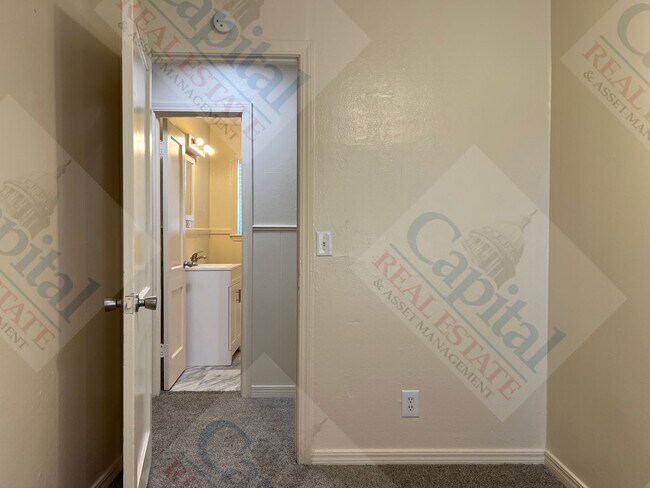 Building Photo - 806 Bell Dr