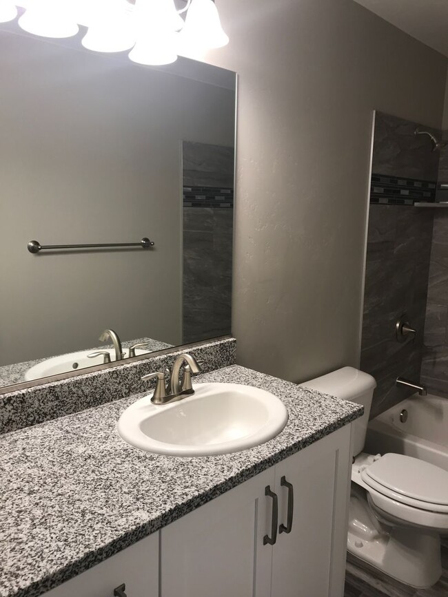 Building Photo - Very nice Townhouse in Santa Clara, with a...