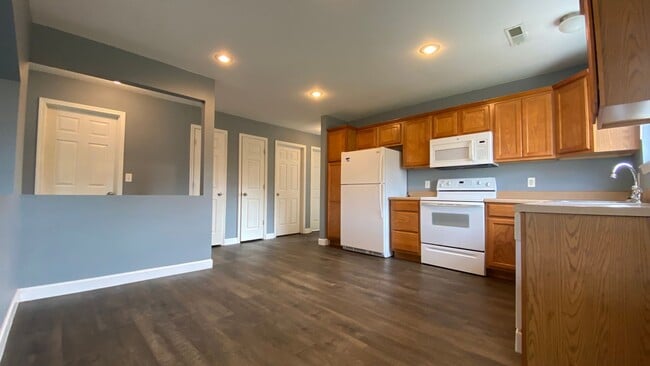 Building Photo - 2 Bedroom, 2 Bathroom Duplex, Close to Ft ...