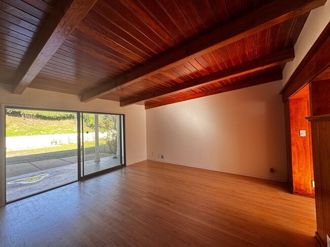 Building Photo - SPACIOUS 3 BEDROOM 2.5 BATH IN THE HEART OF LOS FELIZ