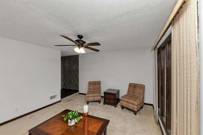 Building Photo - 3215 Redona Dr
