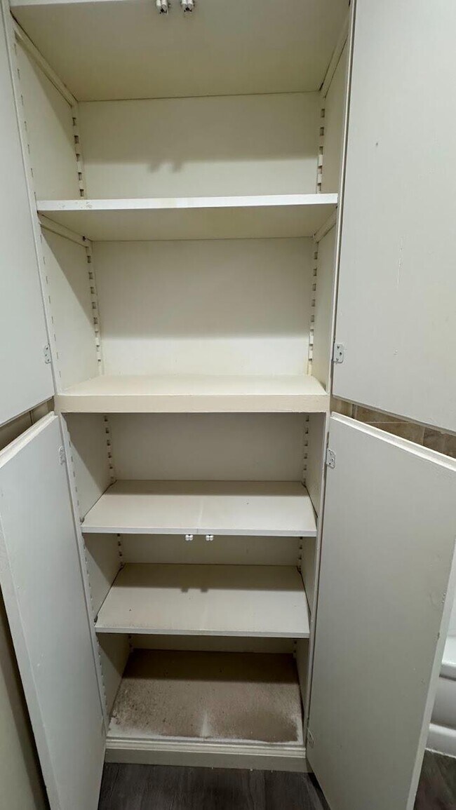 Building Photo - 493 N Alta Ave