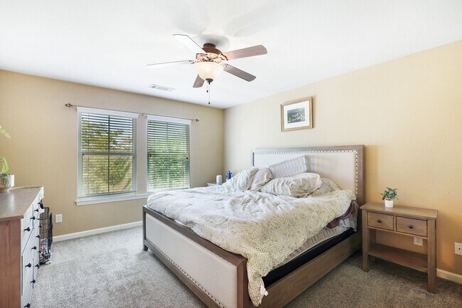 Building Photo - 3 BED 2.5 BATH TOWNHOME IN THE VILLAGES OF SHASTA VIEW GARDENS