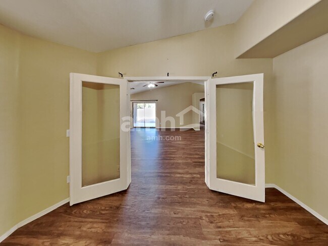 Building Photo - 1172 E Elm Rd