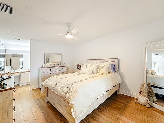 Building Photo - Gorgeous 3 bedroom Corner Unit with Lake view in Coconut Creek