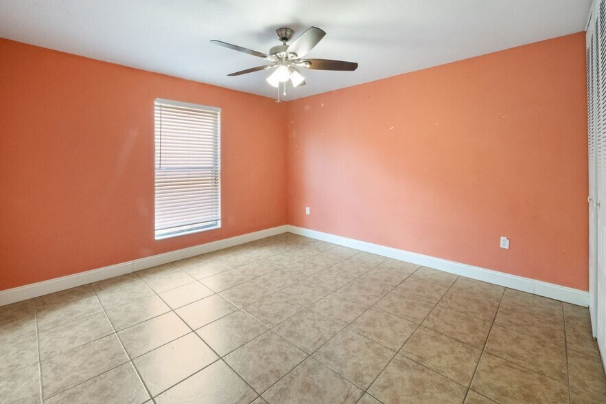 Building Photo - 12630 Kenwood Ln