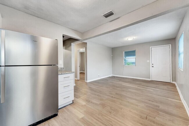 Building Photo - 172 W 15th St