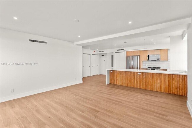 Building Photo - 1430 Brickell Bay Dr