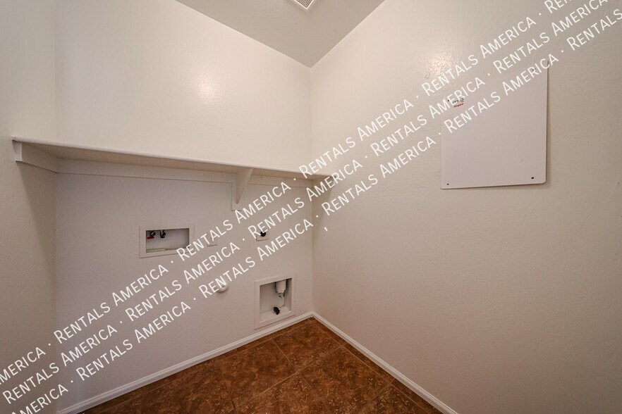 Building Photo - 41103 W Thornberry Ln