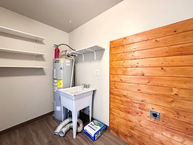 Building Photo - Near Downtown Gresham 2 Bed 1 Bath Duplex! W/S/G Included!