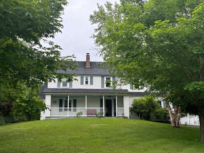 Building Photo - 4 Bedroom just minutes to Dartmouth