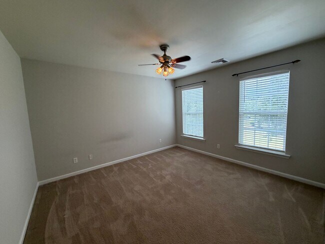 Building Photo - COMING SOON 8/8 | Spacious 3-Bedroom Townhome in Desirable Windsor Ridge