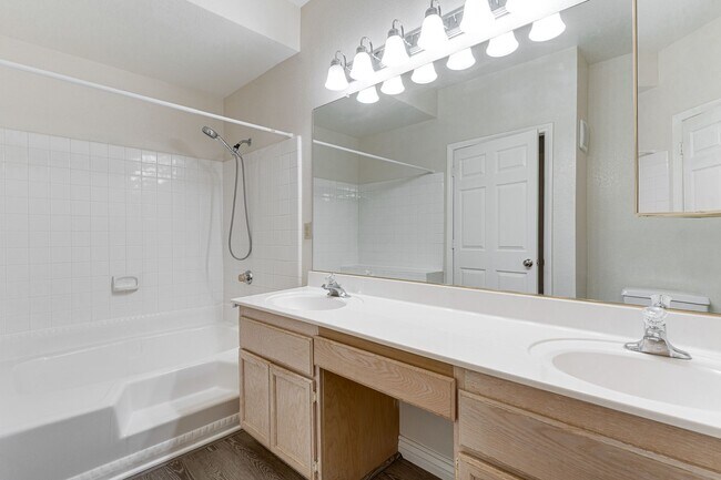 Building Photo - Spacious and Stylish Green Valley First-Floor Unit!!