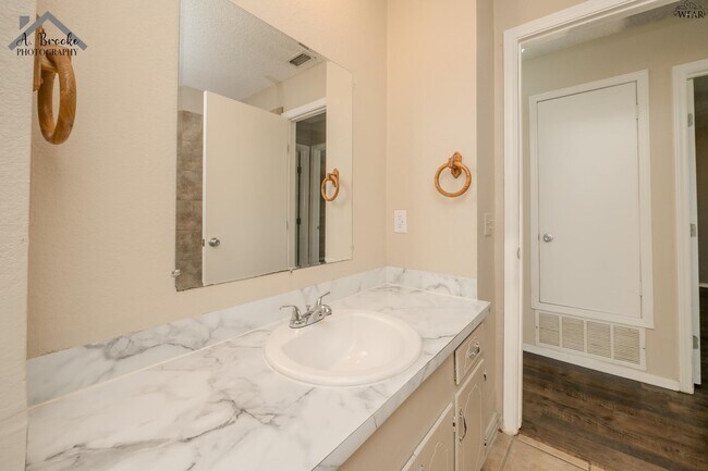 Building Photo - 1118 Crescent Ln