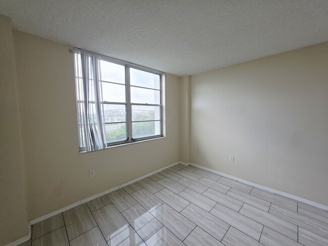 Building Photo - 15600 NW 7th Ave